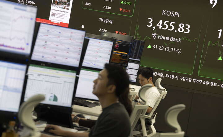 Indeksy giełdy w Seulu rosną po umowie koreańskich firm z Open AI / autor: PAP/EPA/JEON HEON-KYUN