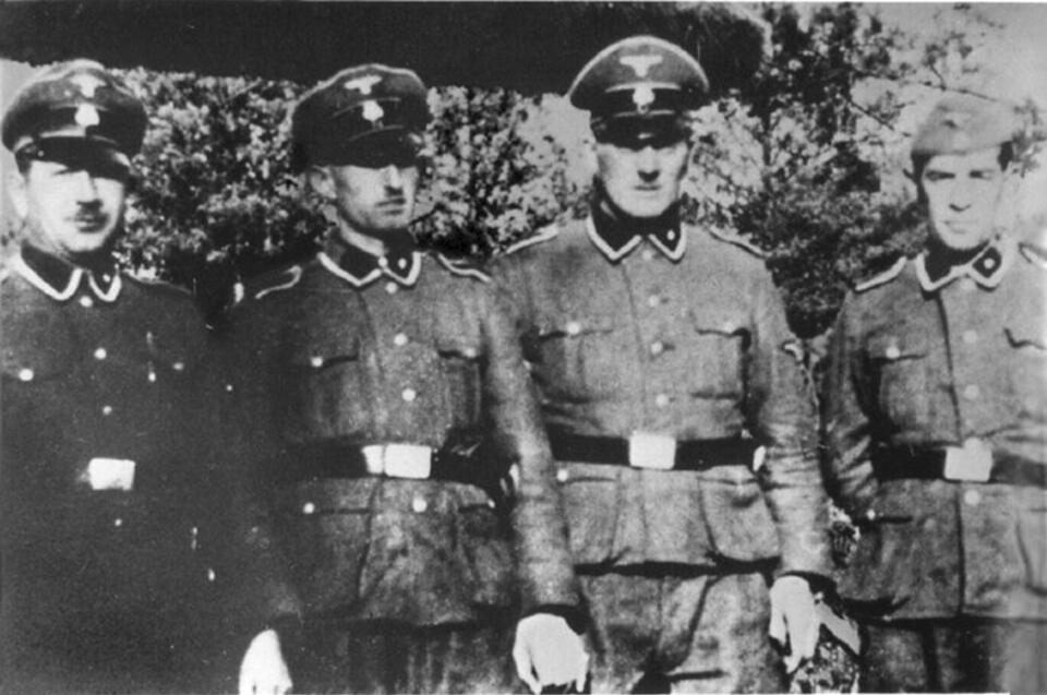 fot. Wikimedia Commons/domena publiczna - SSmani Paul Bredow, Willi Mentz, Max Möller, and Josef Hirtreiter z obozu śmierci w Treblince