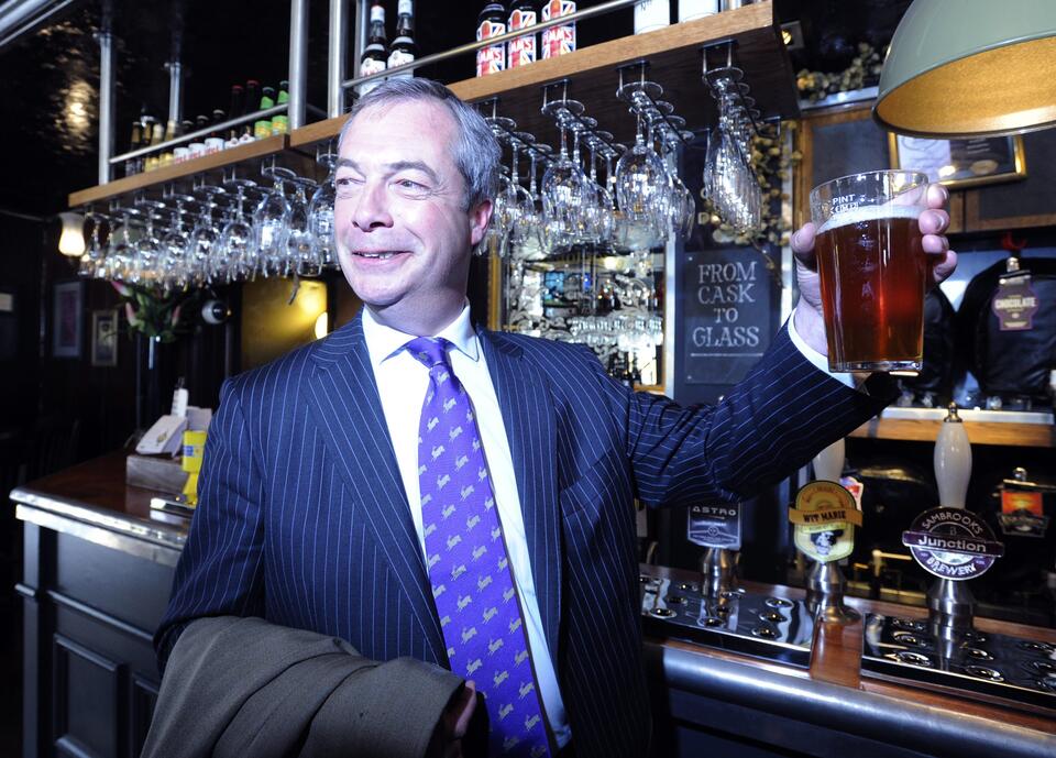 Nigel Farage celebruje sukces pintą piwa w ulubionym pubie, PAP/EPA