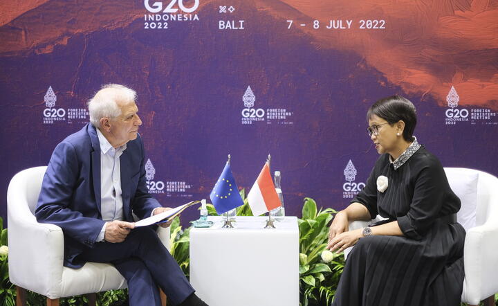 Josep Borrell podczas rozmowy z Retno Matsudi, minister spraw zagranicznych Indonezji / autor: PAP/EPA