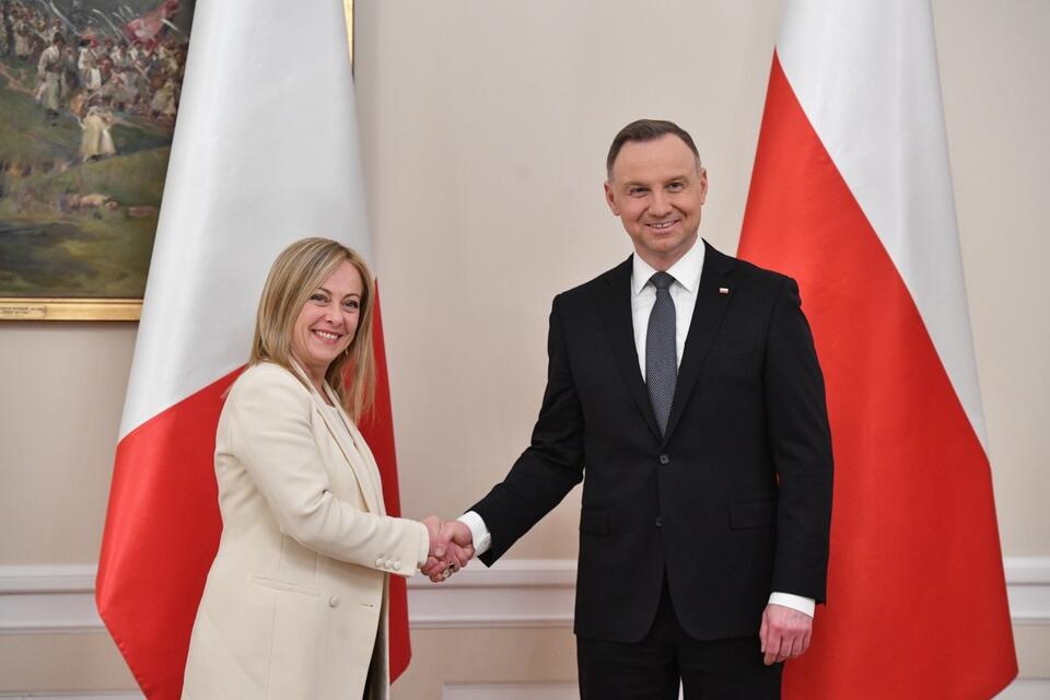 Prezydent RP Andrzej Duda (P) i premier Włoch Giorgia Meloni (L) podczas powitania, przed spotkaniem w Pałacu Prezydenckim w Warszawie. / autor: PAP/Radek Pietruszka