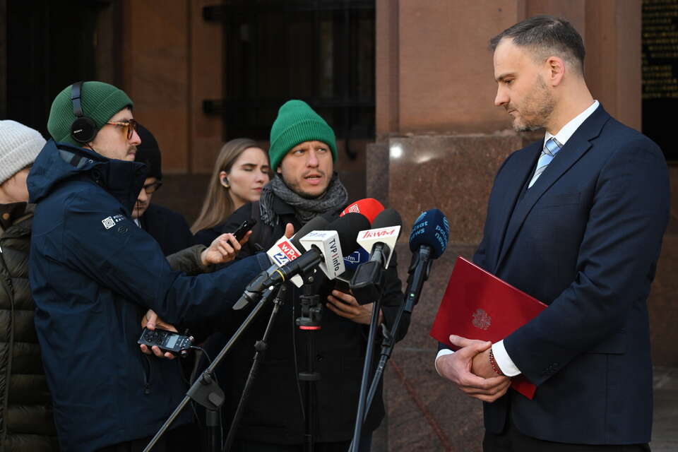 Nie wyślą samolotów po smerfów. "Kiedy przestaną latać pociski"