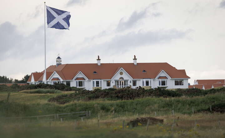 Siedziba klubu golfowego Turnberry, w zachodniej Szkocji, miejsce spotkania prezydenta USA i szefowej KE / autor: PAP/EPA/TOLGA AKMEN