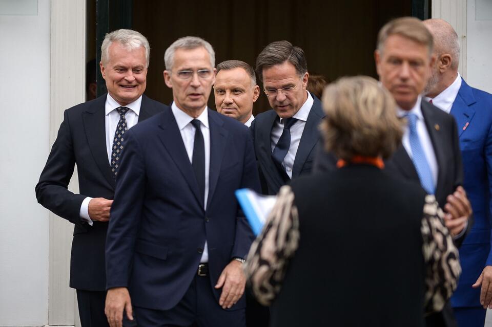 Haga, Holandia, 27.06.2023. Sekretarz generalny NATO Jens Stoltenberg (2L), premier Albanii Edi Rama (2L) oraz prezydent RP Andrzej Duda (C-tył) przed spotkaniem w w Hadze, 27 bm.  / autor: PAP/Marcin Obara