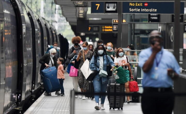 Wielka Brytania od soboty 15 sierpnia wprowadziła kwarantannę dla turystów wracających z Francji. Brytyjczycy masowo wracali do kraju by uniknąć odosobnienia / autor: PAP/EPA/ANDY RAIN