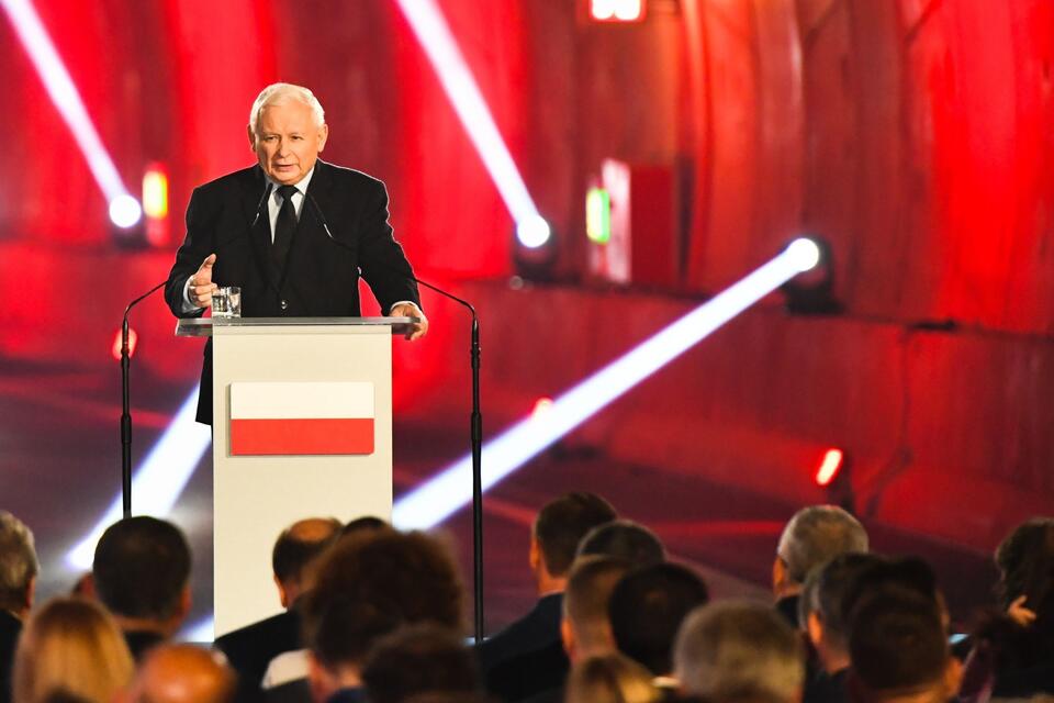 Wicepremier Jarosław Kaczyński przemawia podczas otwarcia tunelu pod Świną, 30 bm. w Świnoujściu / autor: PAP/Marcin Bielecki
