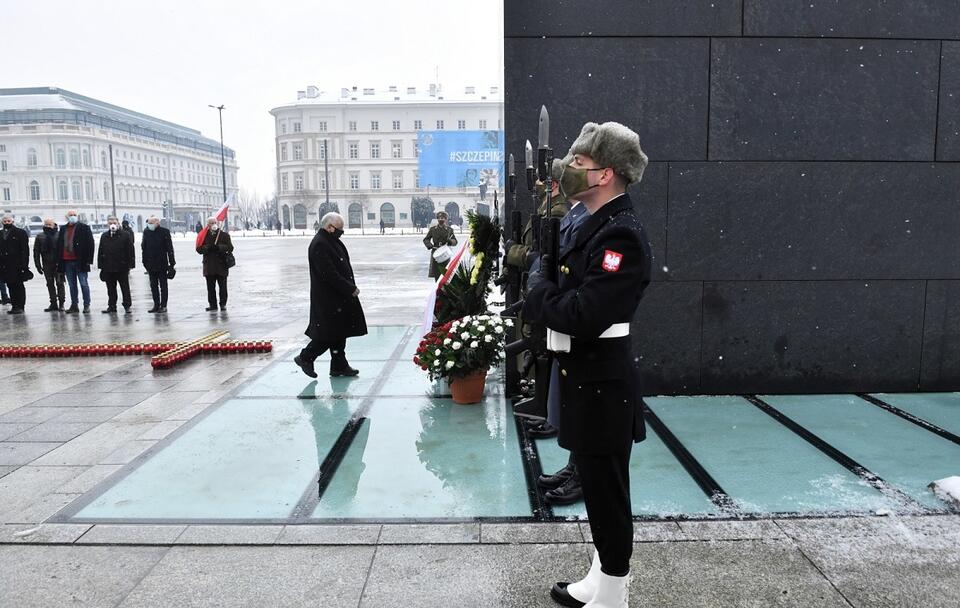 Jarosław Kaczyński składa kwiaty przed pomnikiem Ofiar Tragedii Smoleńskiej / autor: PAP/Radek Pietruszka