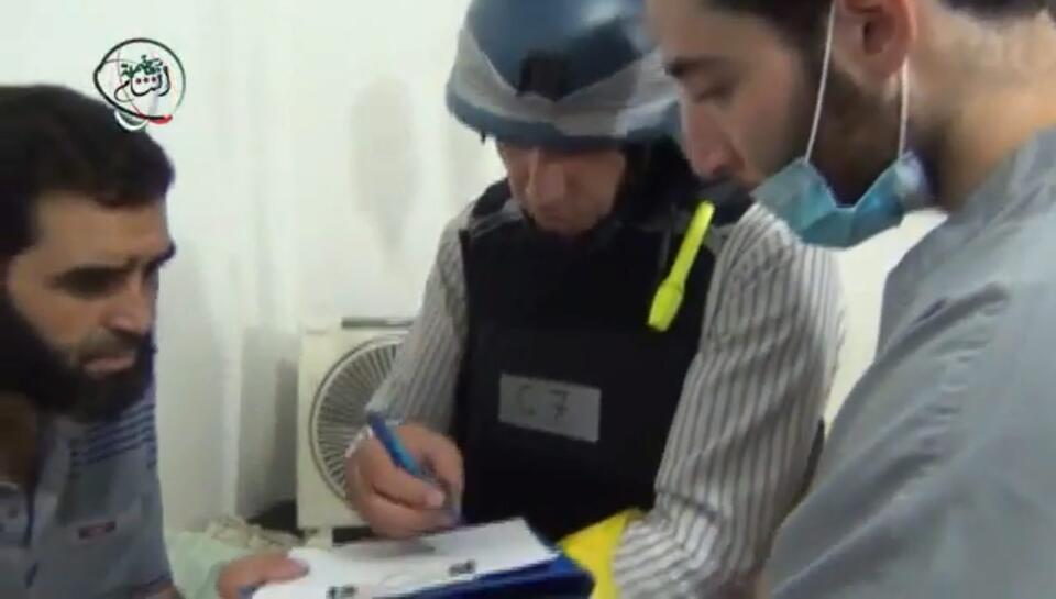 Inspektor ONZ w Syrii podczas rozmowy z ofiarami ataku gazowego, PAP/EPA
