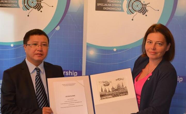 Alan Fu, Vice Managing Director z New Hope Liuhe oraz Aleksandra Jankowska - prezes PSSE podczas podpisania zgody na inwestycję spółki w Polsce. fot. PSSE