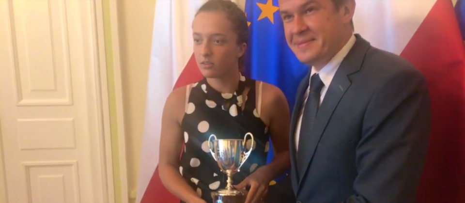 Iga Świątek i minister sportu Witold Bańka z pucharem zdobytym przez polską tenisistkę w juniorskim Wimbledonie / autor: youtube PZT TENIS TV