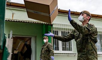Żołnierze dostarczają sprzęt do szpitali zakaźnych