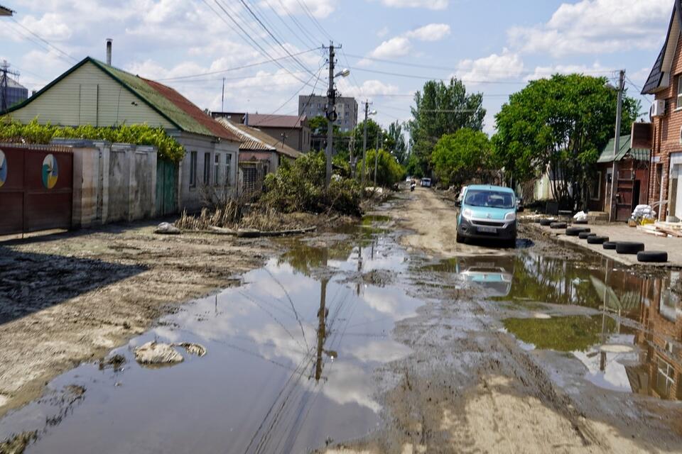 Zniszczenia w Chersoniu, Opadła woda po zniszczeniu przez Rosjan Kachowskiej zapory na Dnieprze / autor: PAP/Alena Solomonova