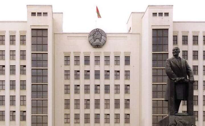  House of Government and monument to Vladimir Lenin. Minsk, Belarus, Fot. Ilmari Karonen/Wikipedia