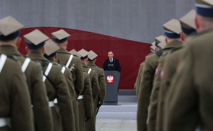 Prezydent RP Andrzej Duda (C) przemawia podczas uroczystej odprawy wart przed Grobem Nieznanego Żołnierza na pl. Piłsudskiego w Warszawie / autor: PAP/Paweł Supernak