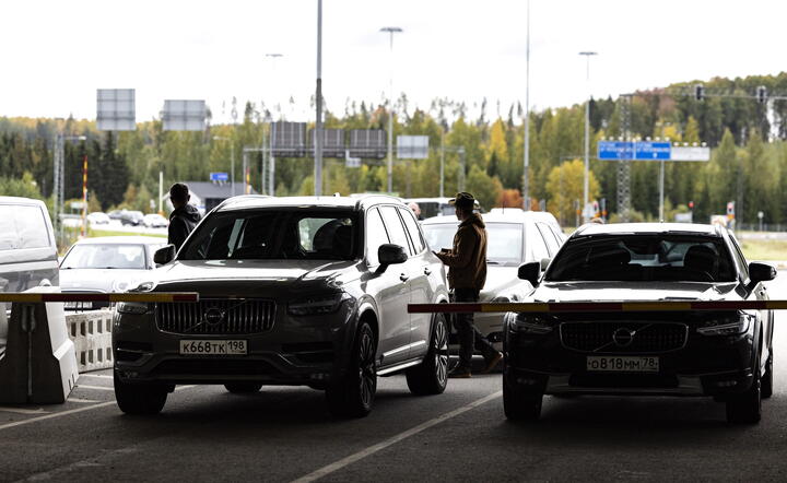 Kolejka uciekających z Rosji na granicy z Finlandią / autor: PAP/EPA