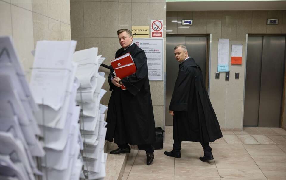 Bartosz Lewandowski, jeden z obrońców byłego szefa MS Zbigniewa Ziobry, w Sądzie Rejonowym dla Warszawy-Mokotowa / autor: PAP/Leszek Szymański