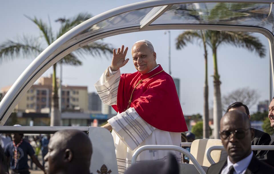 Papież Leon XIV macha podczas ceremonii powitalnej po przybyciu na międzynarodowe lotnisko 4 Fevereiro w Luandzie w Angoli. / autor: PAP/EPA/JOSE SENA GOULAO