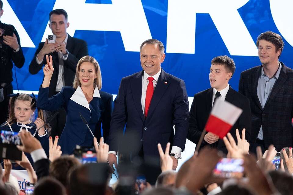 Karol Nawrocki wraz żoną i dziećmi podczas wieczoru wyborczego 1 czerwca 2025 roku / autor: Fratria