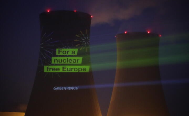 Napis "By Europa była wolna od atomu" wyświetlony na bloku chłodzenia wyłaczonej elektrownii Grohnde koło Hannoweru / autor: PAP/EPA/FOCKE STRANGMANN