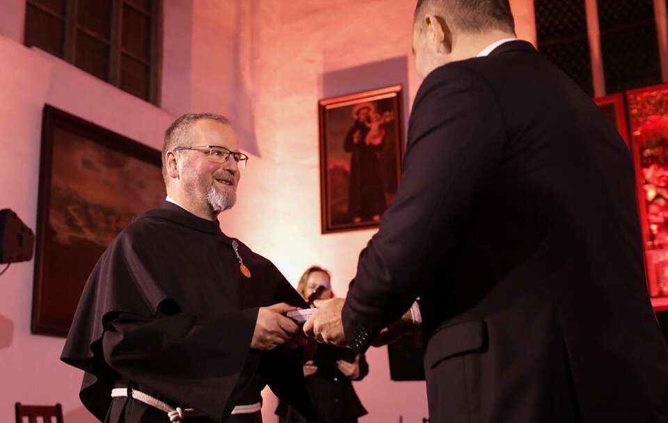 Prezes IPN wręcza medal o. Kiedrowiczowi / autor: ipn.gov.pl
