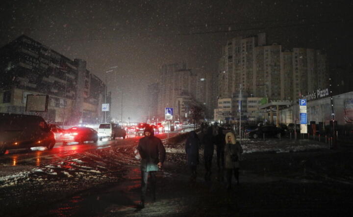 Centrum Kijowa pozbawione prądu po rosyjskim ataku 16 grudnia / autor: PAP/EPA/SERGEY DOLZHENKO