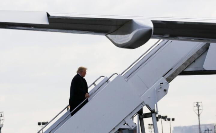 Donald Trump wkracza na pokład swojego prywatnego odrzutowca, 9 grudnia 2016, fot. PAP/EPA/AUDE GUERRUCCI