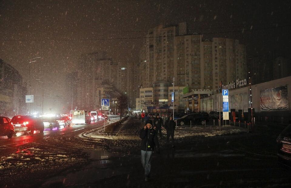 Kijów pogrążony w ciemności (zdj. ilustracyjne) / autor: PAP/EPA