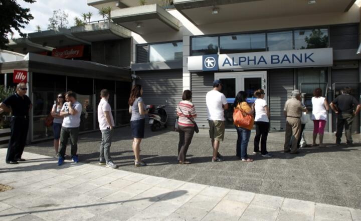 Kolejka przed bankomatami w Atenach w sobotę fot. PAP/ EPA / ALEXANDROS VLACHOS   Zdjęcie w tekście PAP / EPA / SIMELA PANTZARTZI