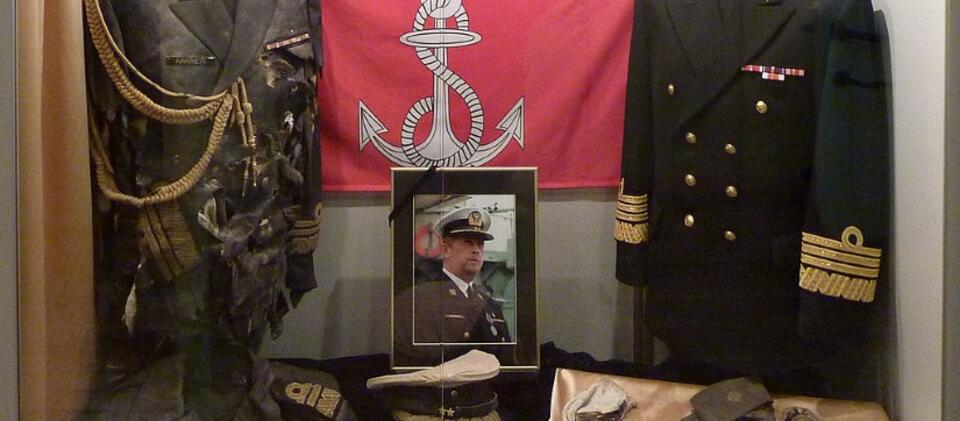 Gablota poświęcona pamięci admirała floty Andrzeja Karwety na niszczycielu ORP "Błyskawica" / autor: wikipedia