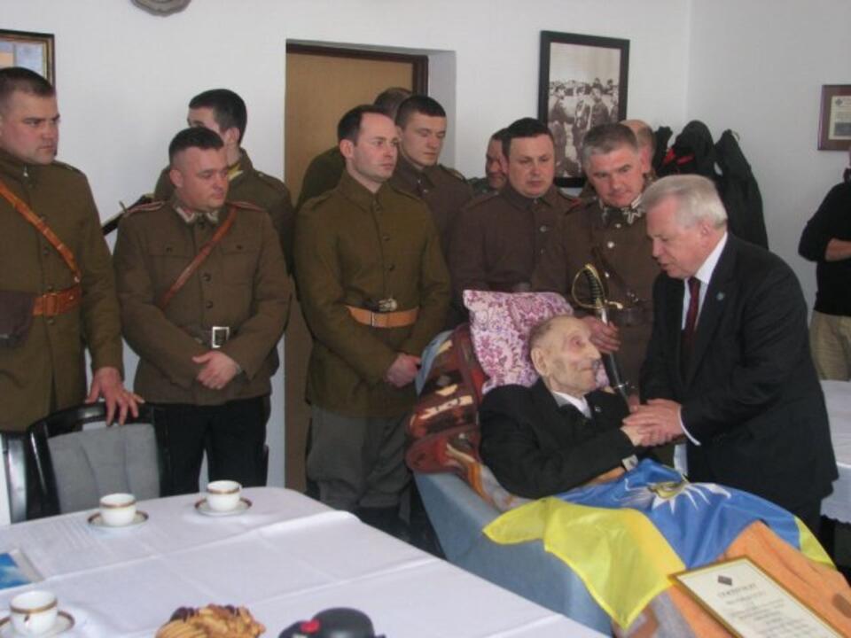 Kpt. Józef Kowalski przyjmuje delegację z Radzymina w kwietniu 2013 r. Fot. dpstursk.pl