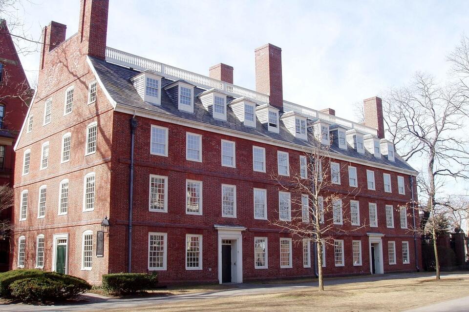 Massachusetts Hall, najstarszy budynek na kampusie Harvarda, wzniesiony w 1720 roku / autor: wikimedia commons/Daderot/https://creativecommons.org/licenses/by-sa/3.0/deed.pl