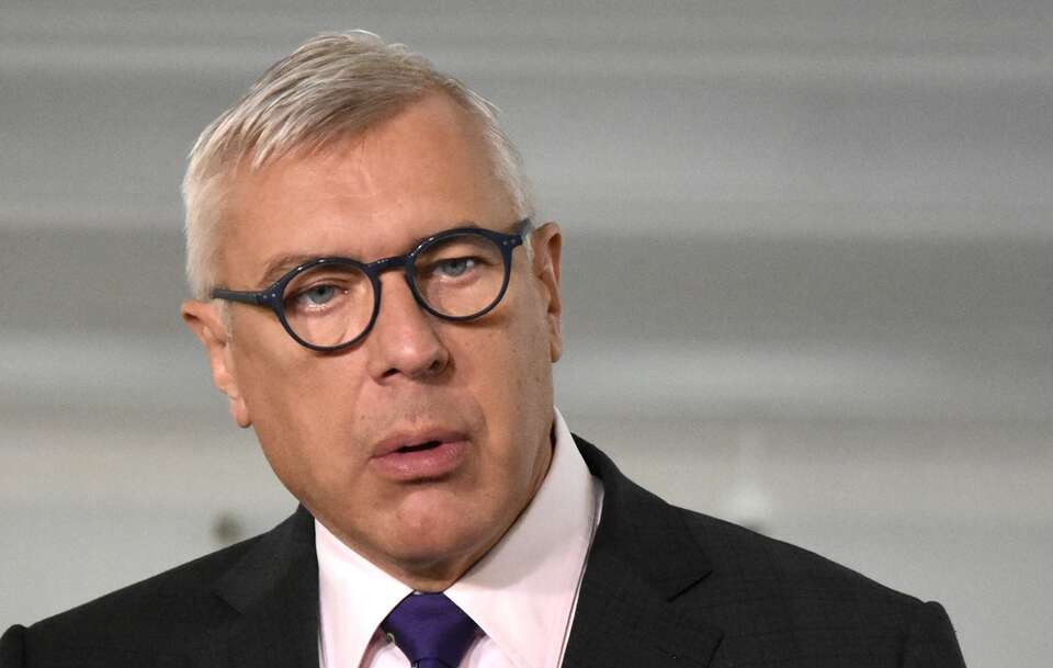 Polacy oburzeni aferą w szpitalu, a Giertych robi sobie... żarty