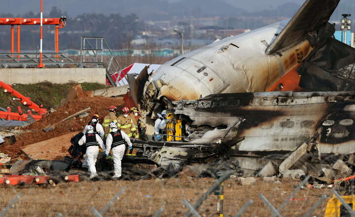 Akcja ratownicza na miejscu katastrofy samolotu Jeju Air na lotnisku Muan / autor: PAP/EPA/HAN MYUNG-GU