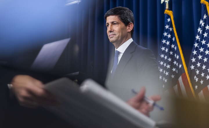 Prezes Rezerwy Federalnej Kevin Warsh na konferencji po posiedzeniu Fed, na którym zapadła decyzja o podwyżce stóp procentowych w USA / autor: PAP/EPA/JIM LO SCALZO
