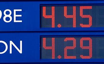 Rząd PO nie obniżył Polakom cen paliwa. Zrobi to rząd Iranu