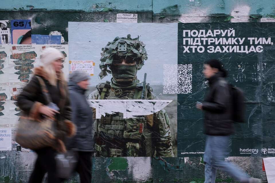 Plakat w Kijowie / autor: PAP/EPA/OLEG PETRASYUK