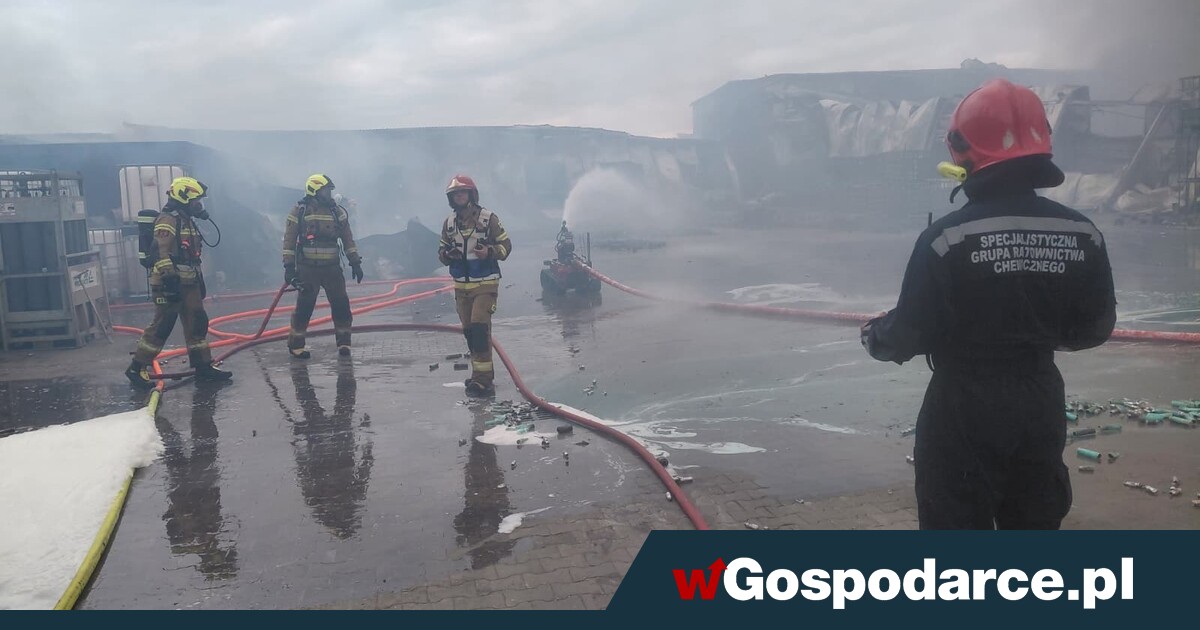 Pożar fabryki aerozoli opanowany, trwa dogaszanie