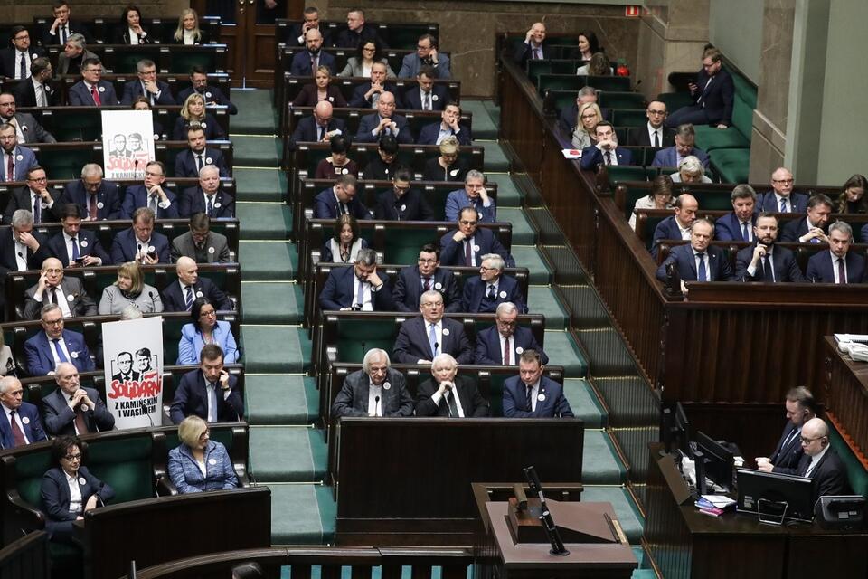 Posłowie PiS i członkowie rządu na sali obrad Sejmu / autor: PAP/Tomasz Gzell