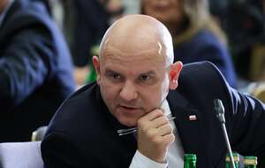 Mariusz Gosek zwraca uwagę na niepokojącą aktywność Straży Marszałkowskiej w Sejmie. / autor:  PAP/Paweł Supernak