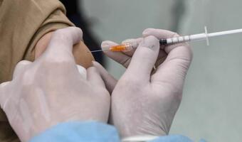 Ekspert: Doniesienia o nowych wariantach powinny mobilizować nas do szczepień