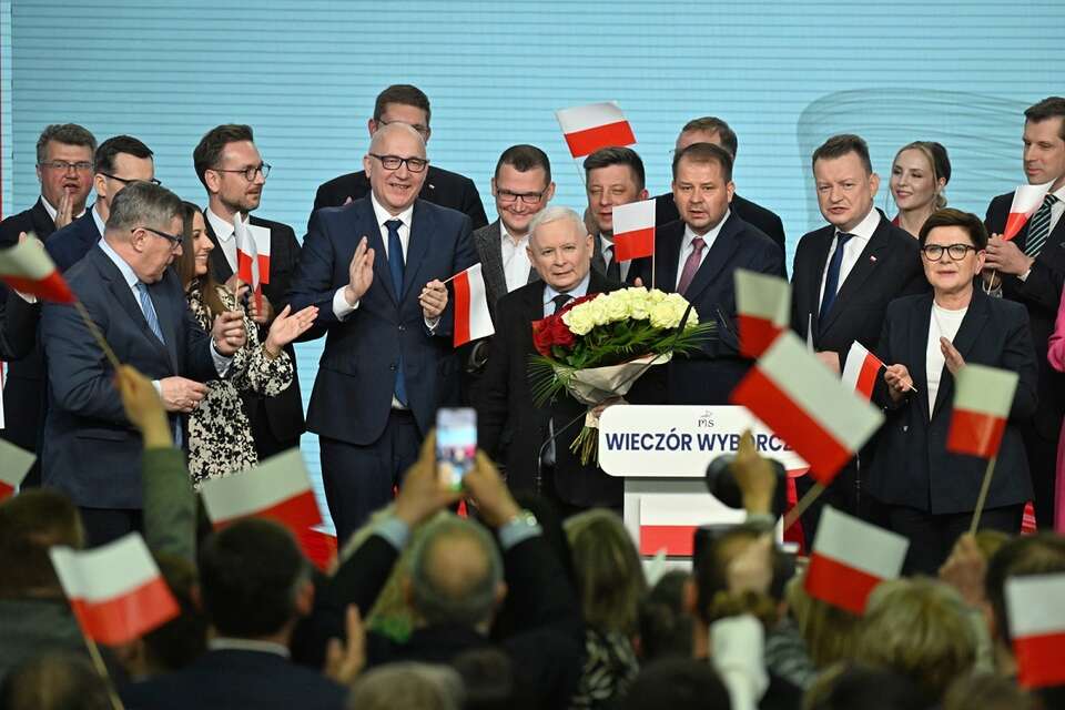 Wybory samorządowe 2024. Prezes PiS Jarosław Kaczyński przemawia w siedzibie partii / autor: PAP/Radek Pietruszka