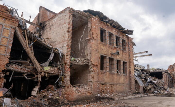 Zniszczony budynek mieszkalny po rosyjskim ataku w Charkowie.  / autor: PAP/Mykola Kalyeniak