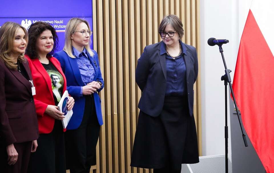 Wiceminister nauki i szkolnictwa wyższego Karolina Zioło-Pużuk podczas konferencji prasowej w siedzibie MNiSW w Warszawie / autor: PAP/Tomasz Gzell