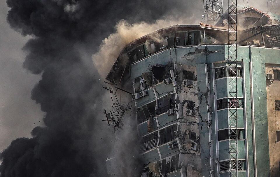 Wieża z biurami mediów w Gazie / autor: PAP/EPA