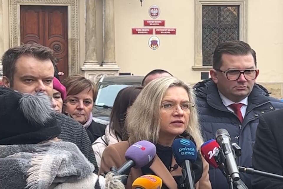 Walczą o odwołanie Miszalskiego. Wassermann: "Baliśmy się tej prezydentury, ale nie spodziewaliśmy się, że będzie tak dramatycznie słaba". Na zdjęciu konferencja prasowa PiS przed krakowskim magistratem / autor: PiS