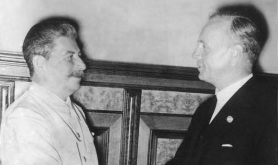 Spotkanie Józefa Stalina z Joachimem von Ribbentropem w Moskwie 23 sierpnia 1939 r. / autor: commons.wikimedia.org