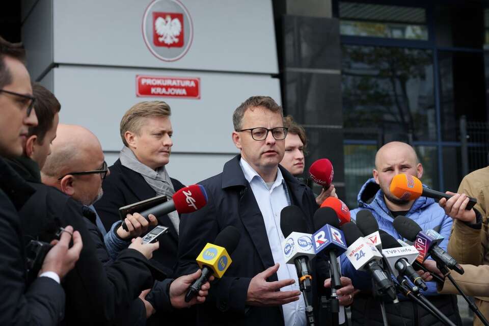 Poseł PiS Marcin Romanowski (C) oraz jego pełnomocnik mec. Bartosz Lewandowski (4L) podczas wypowiedzi dla mediów przed siedzibą neo-Prokuratury Krajowej w Warszawie. / autor: PAP/Paweł Supernak