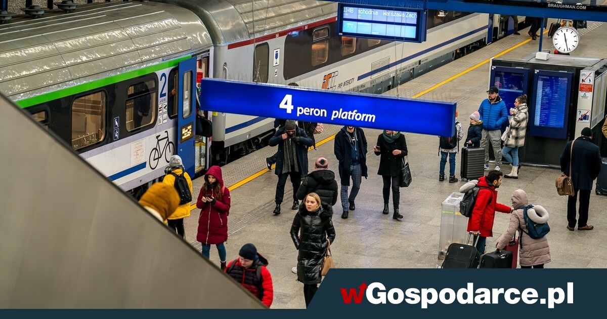 Na kolei przybywa pasażerów, kurczy się przewóz towarów