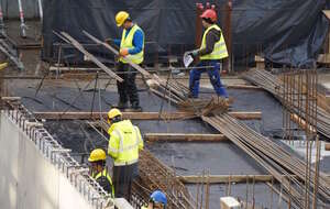 Wystarczyły dwa lata rządów Koalicji 13 Grudnia Tuska... Model wzrostu gospodarczego Polski jest na wyczerpaniu! Na zdjęciu robotnicy na budowie / autor: Fratria