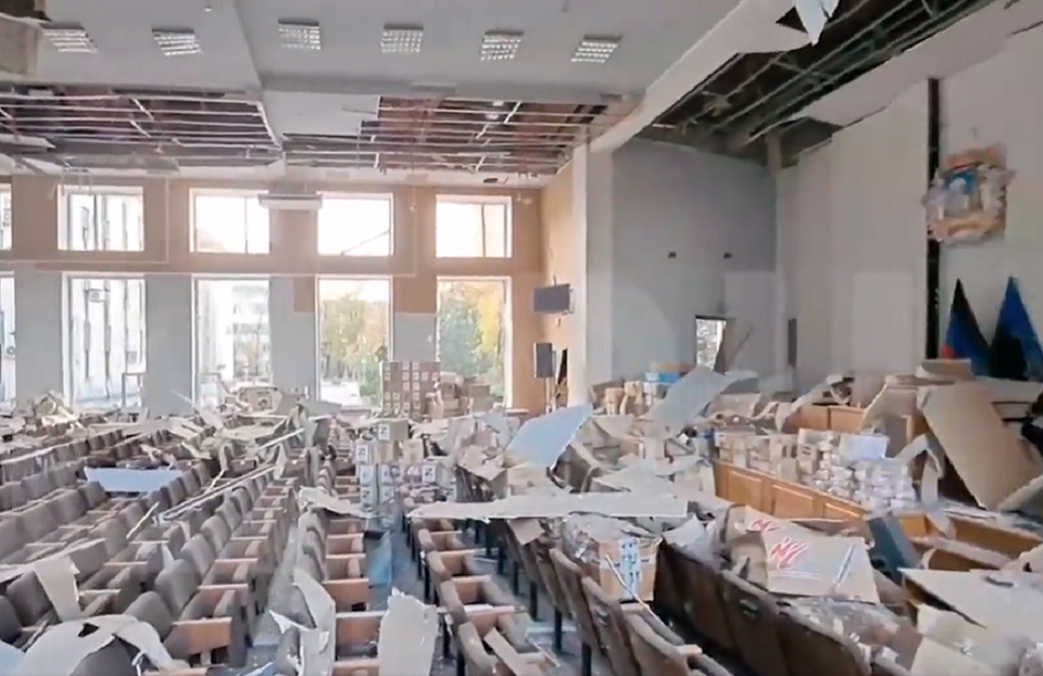 Zniszczona siedziba rady miejskiej w doniecku  / autor: screenshot Twitter @TpyxaNews